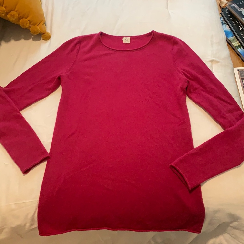Pretty Qi cashmere sweater! Only wore a couple of times. No signs of wear.